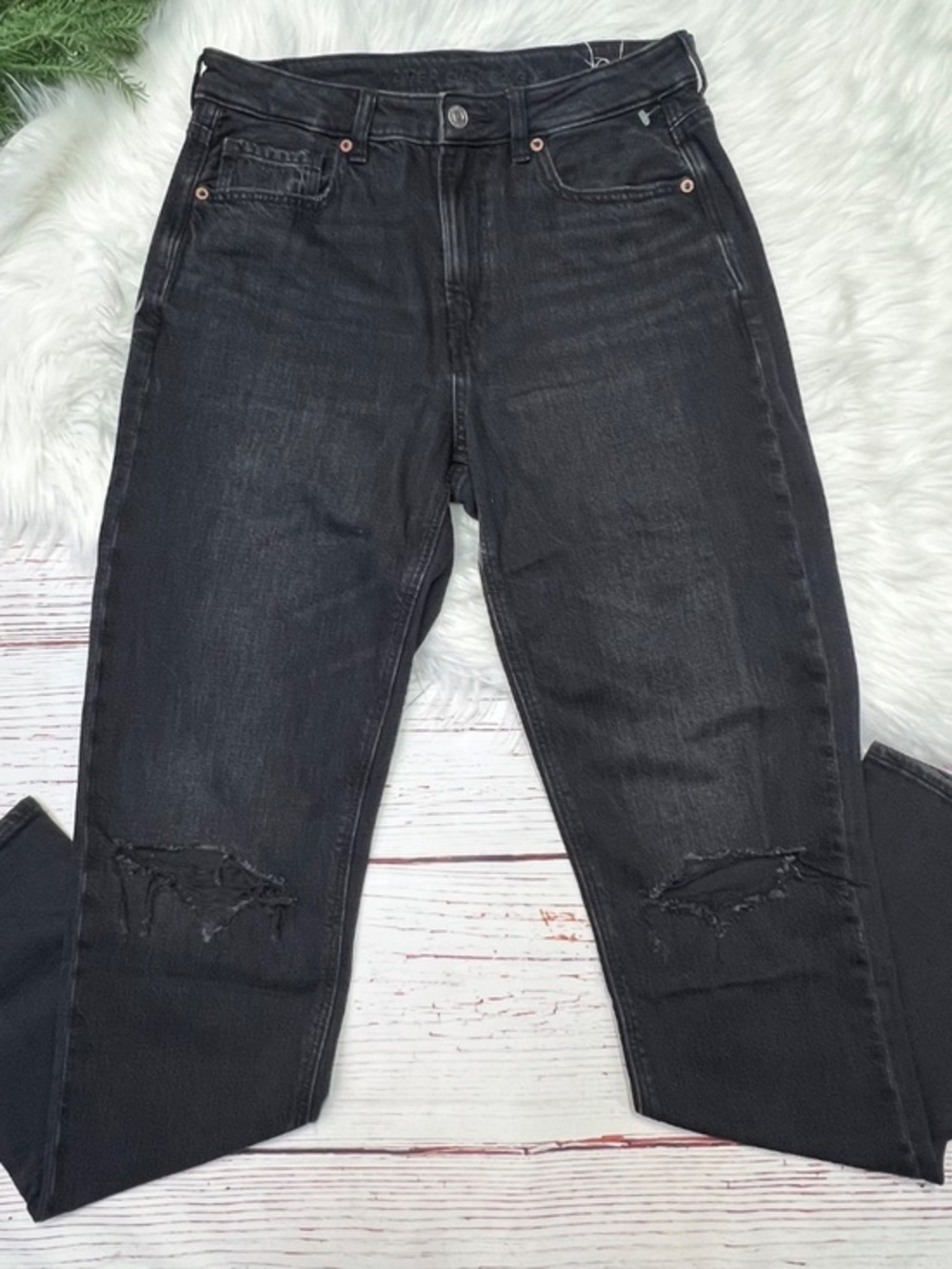 👖NWT🤩 |•AMERICAN EAGLE•| Mom Jean Black Distressed Strigid Jeans Size 6 X-Long